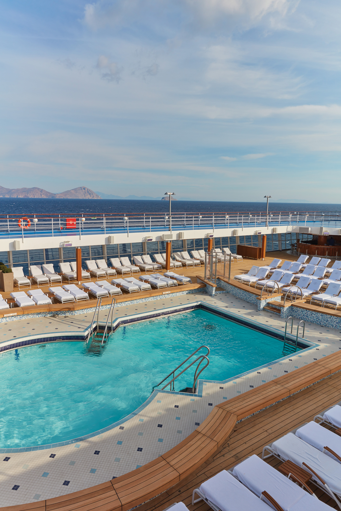 MyCruise Regent-Seven-Seas-Cruises Seven-Seas-Voyager Offentlige-arealer Pool-spa3